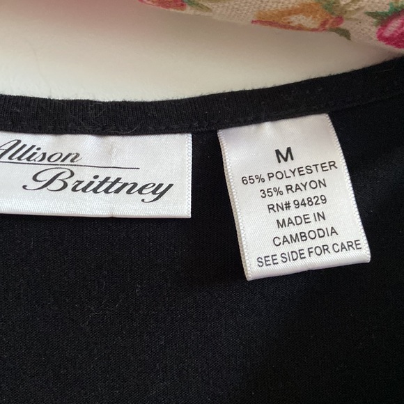 Beautiful gold button detail top in size M - Picture 3 of 3